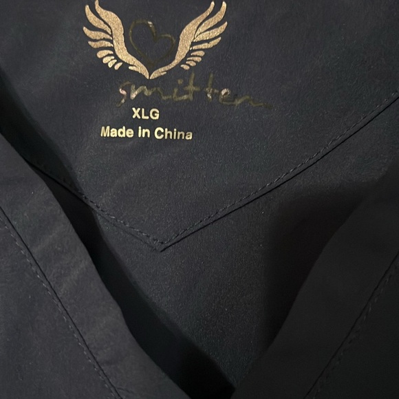 Smitten scrub top XL - Picture 2 of 6